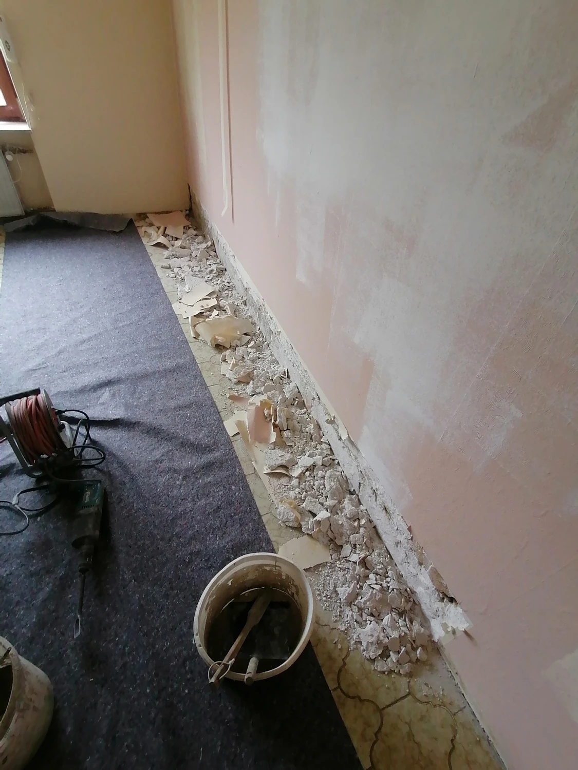 Geschädigter Sockelbereich im Detail nach dem Öffnen der ersten schadhaften Putzbereiche.