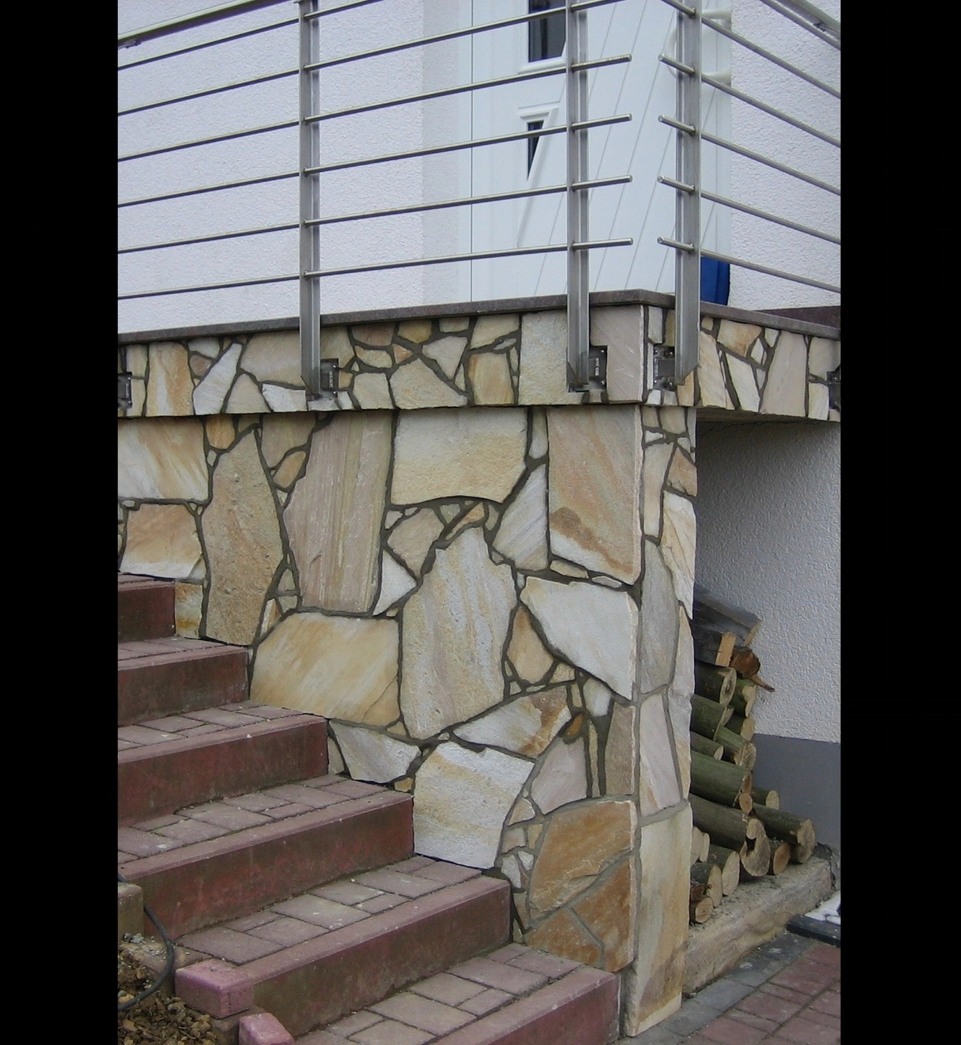 D.Förster - Renovierung - Treppenaufgang mit fertig verfugten Polygonalplatten aus Naturstein – aufwendig angepasst, verklebt und zementär/trasshaltig verfugt.