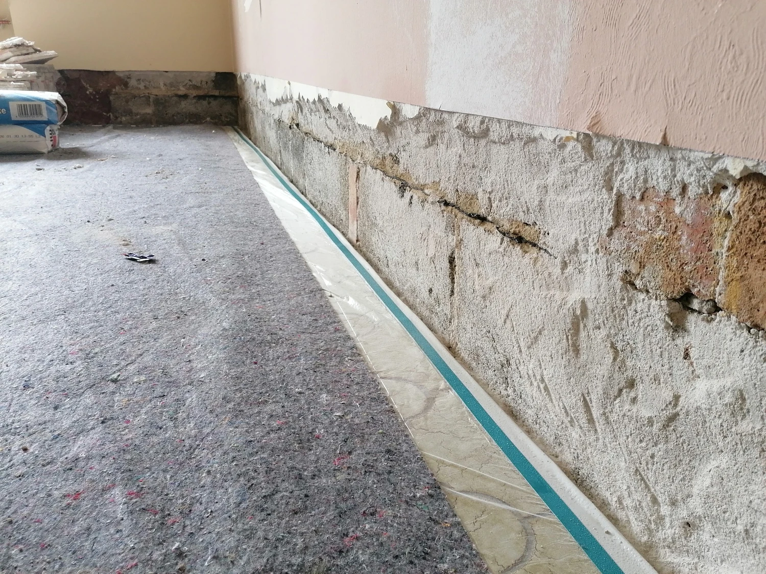 D.Förster - Sanierung - Nicht mehr tragfähiger Putz im Sockelbereich vollständig abgeschlagen und der Untergrund für den Neuaufbau vorbereitet.