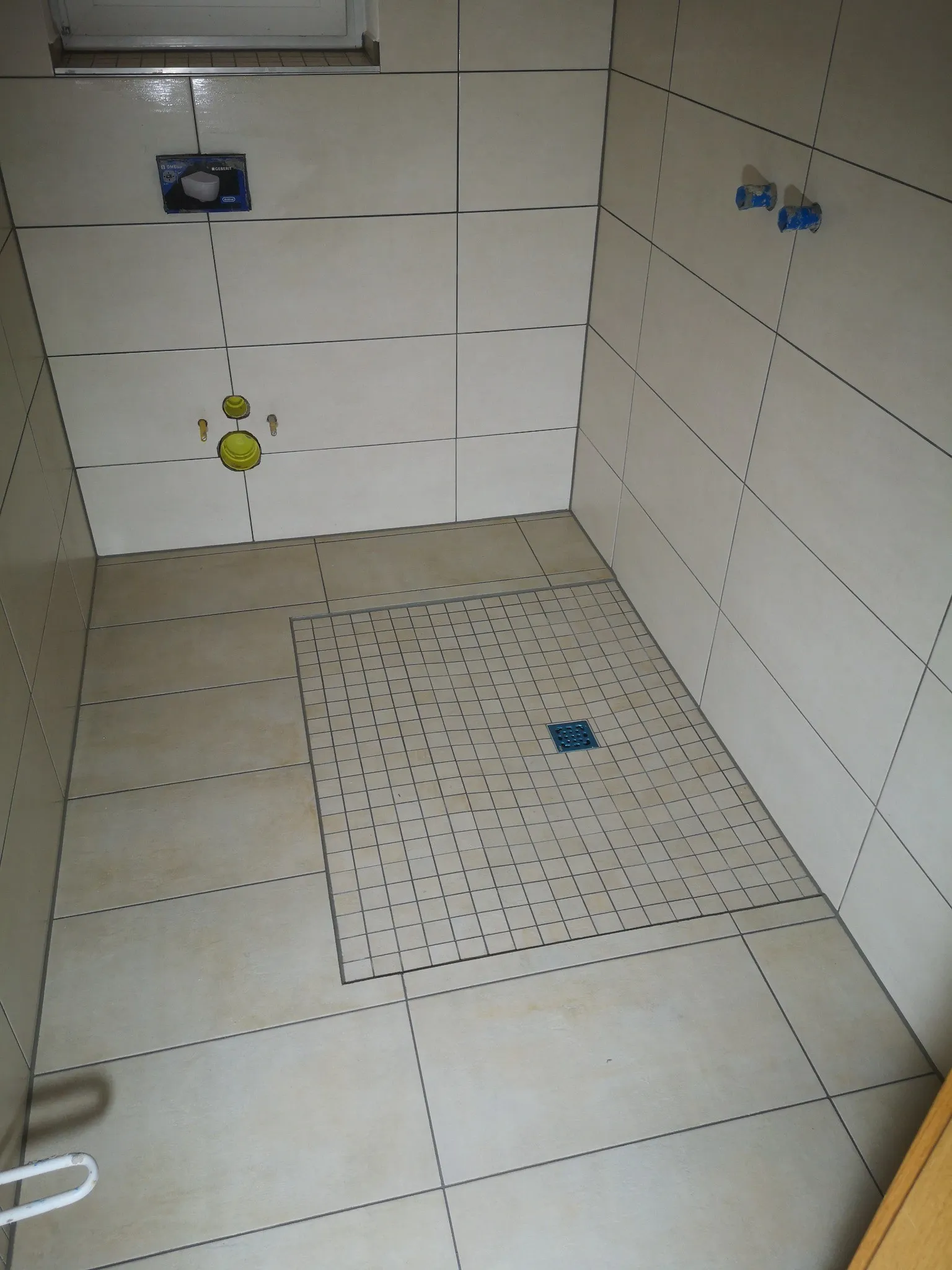 D.Förster - Renovierung - Duschfläche mit 2x2-cm-Mosaik und Punktablauf
