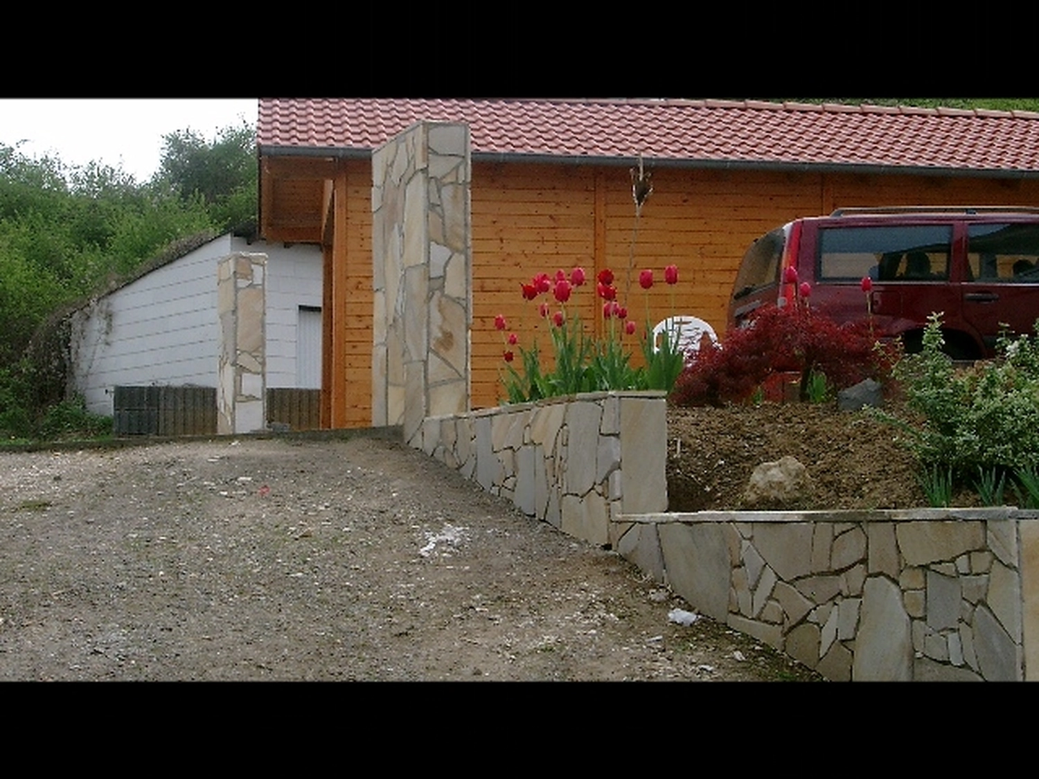 D.Förster - Renovierung -Längere Grundstückseinfriedung mit Polygonalplatten aus Naturstein – später mit Zaunfeldern sowie Eingangs- bzw. Hoftor geplant.