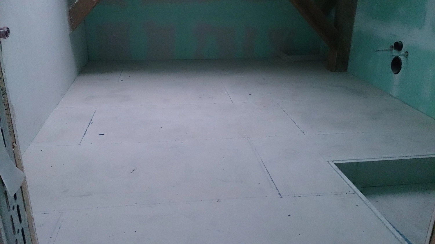 D.Förster - Innenarchitektur - Vorbereiteter Badezimmerbereich im Dachgeschossausbau mit Bodenaufbau bestehend aus Schütt- und Trockenestrichplatten.