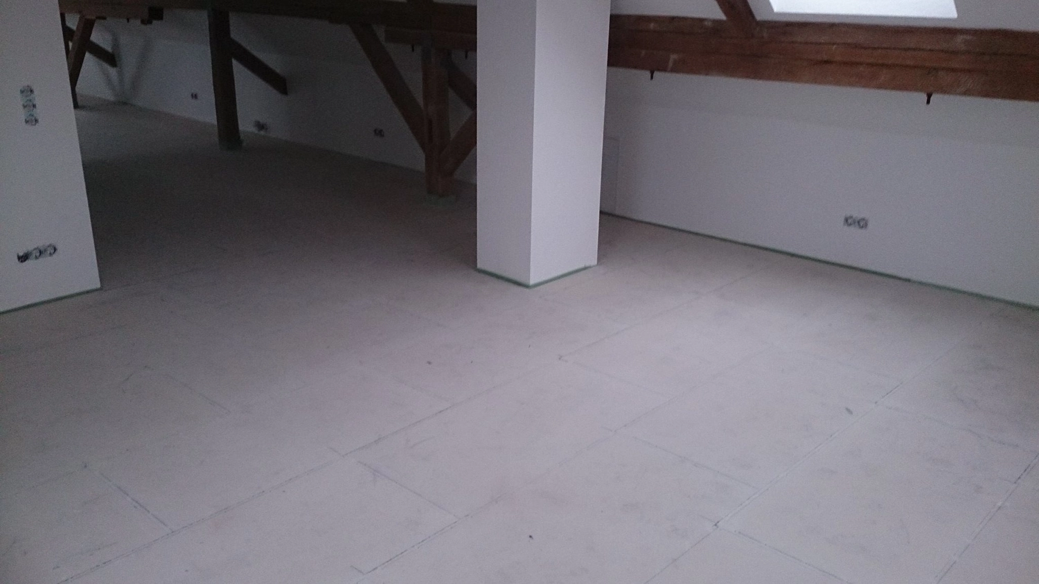 D.Förster - Innenarchitektur - Trockenestrichplatten auf Schüttung im Dachgeschoss – über die Ausbaufläche hinweg und im Bereich des vorhandenen Kamins.