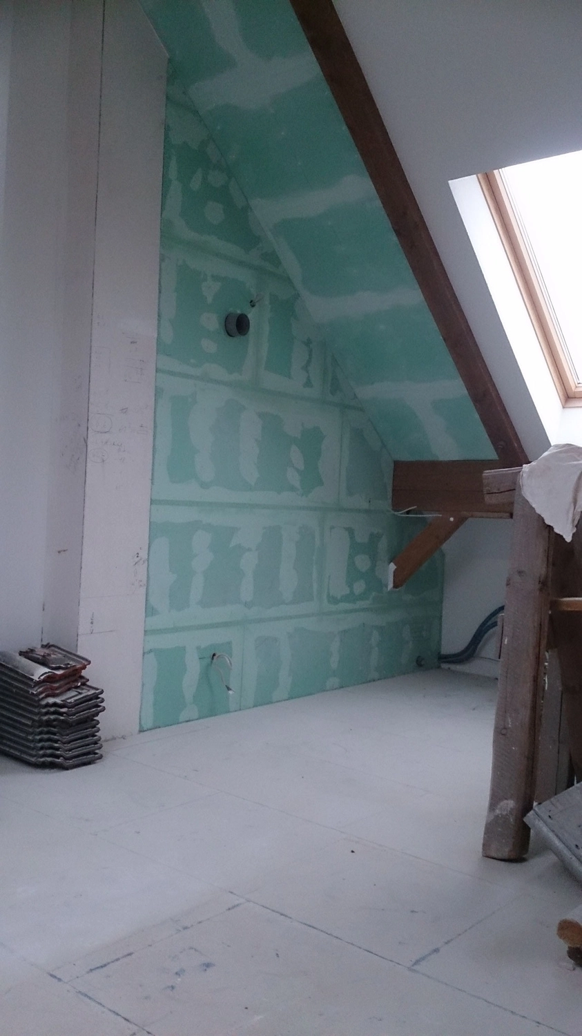D.Förster - Innenarchitektur - Vorbereiteter Küchenbereich im Dachausbau mit imprägnierten Platten und bereits angelegtem Bodenaufbau.