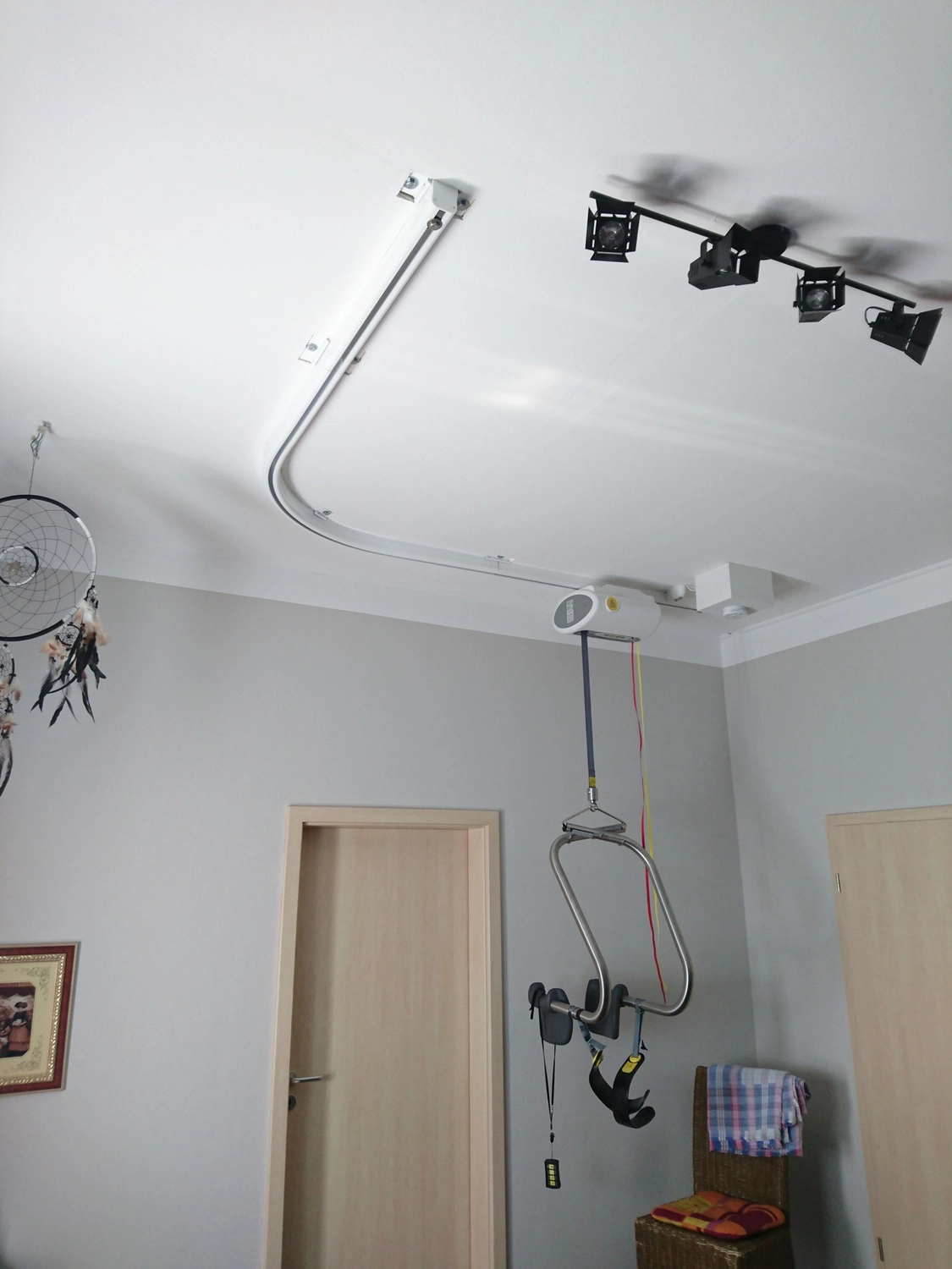 D.Förster - Renovierung - Dachschräge mit Dampfbremse als vorbereitender Aufbau für Trockenbau im Bestand - Decke sauber geschlossen, trotz bereits montiertem Deckenlift.den weiteren Trockenbau.