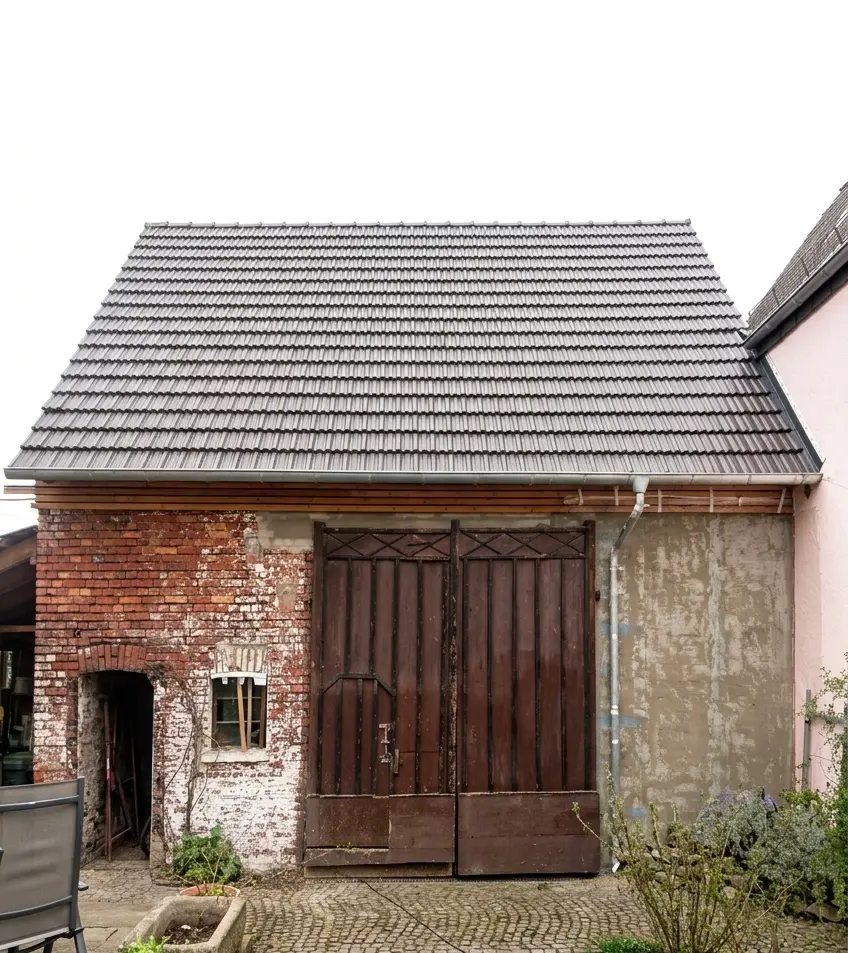 D.Förster - Sanierung - Vorher: ungeschuetzte bzw. geschaedigte Putzflaeche - Feuchte kann ins Mauerwerkeindringen.