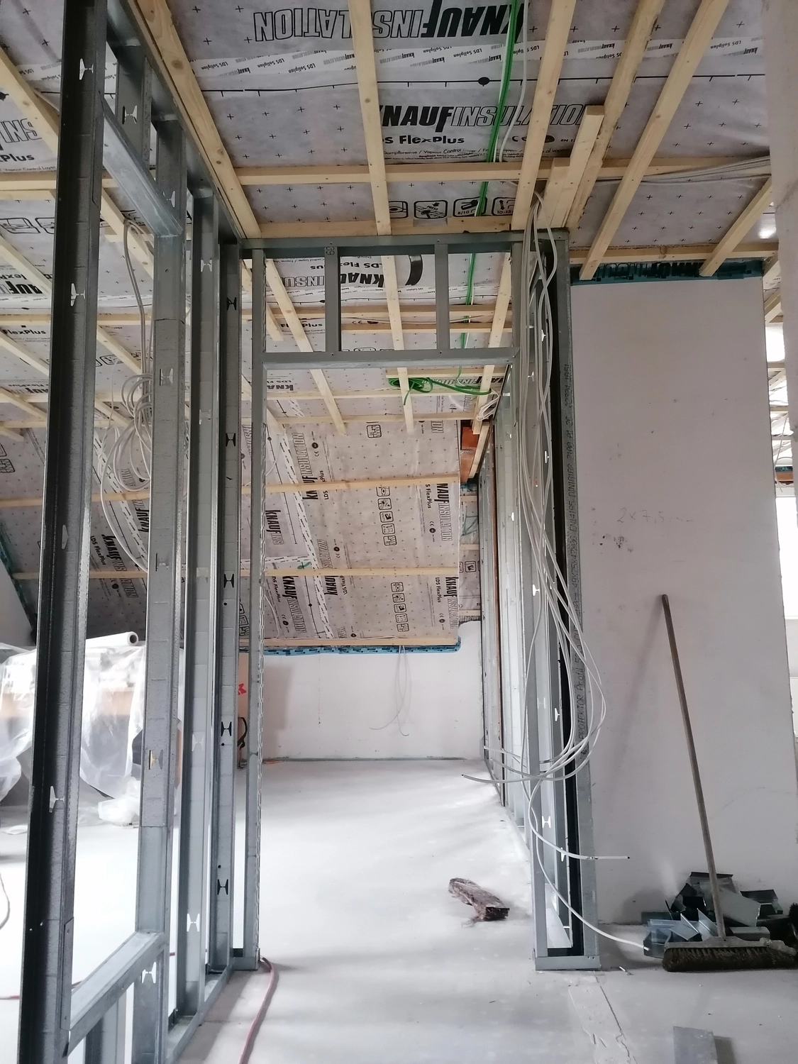 D.Förster - Innenarchitektur - Metall-Unterkonstruktion eines Türdurchgangs im Trockenbau mit verstärkten Profilen für den späteren Türeinbau.