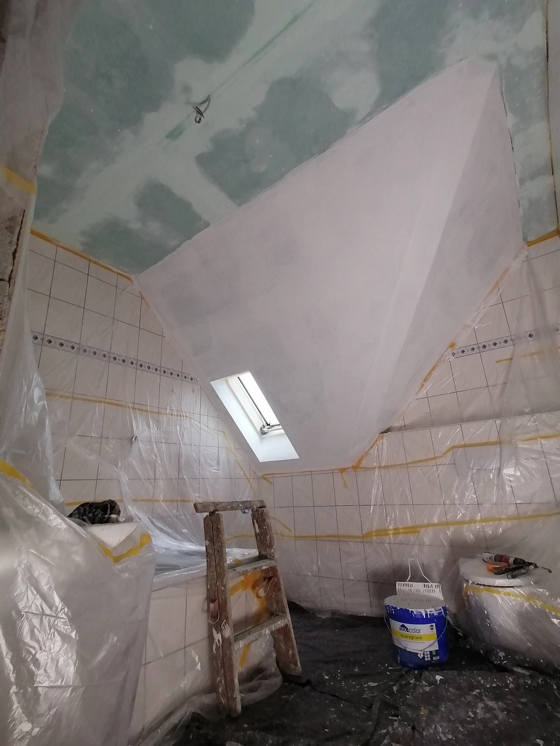 D.Förster - Innenarchitektur - Vorbereiteter Feuchtebereich mit innen sichtbarer Spitze, imprägnierten Platten und quarzhaltiger Grundierung.