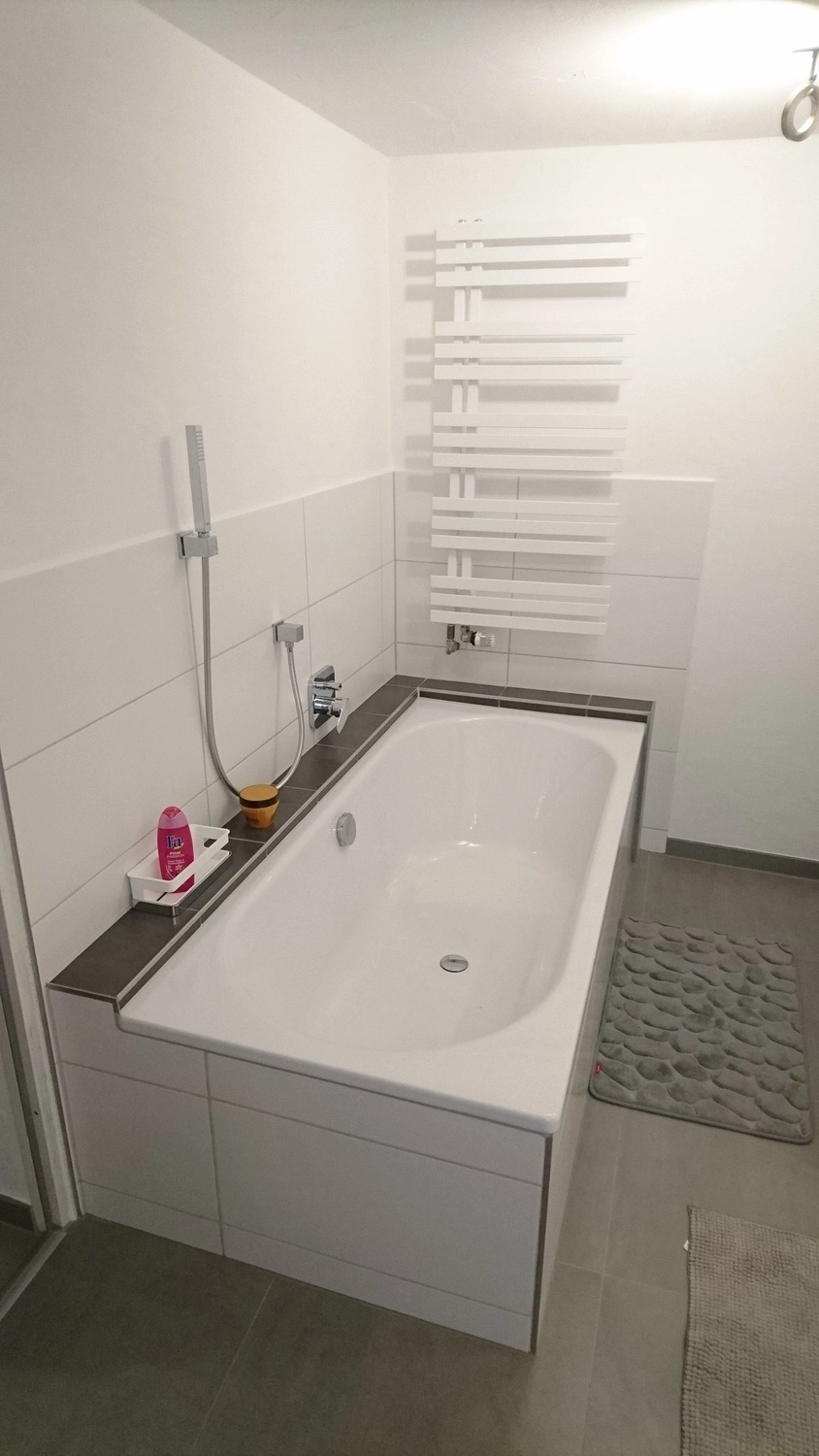 D.Förster - Renovierung -Längere Grundstückseinfriedung mit Polygonalplatten aus Naturstein – später mit Zaunfeldern sowie Eingangs- bzw. Hoftor geplant.
