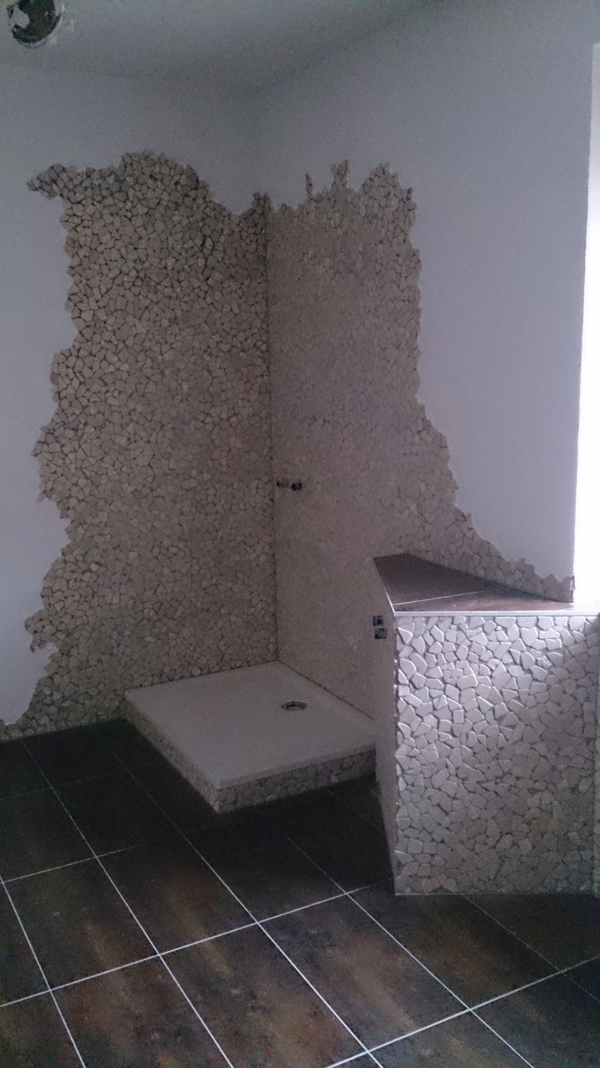 D.Förster - Innenarchitektur - Trockenestrichplatten auf Schüttung im Dachgeschoss – über die Ausbaufläche hinweg und im Bereich des vorhandenen Kamins.