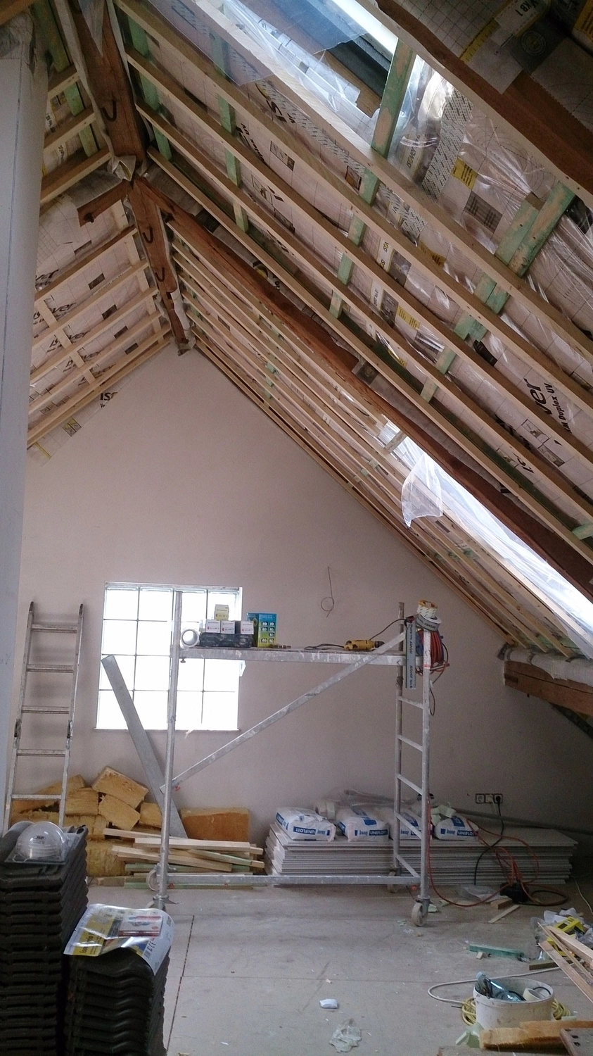 D.Förster - Renovierung - Treppenaufgang mit fertig verfugten Polygonalplatten aus Naturstein – aufwendig angepasst, verklebt und zementär/trasshaltig verfugt.